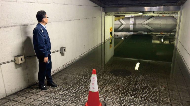 令和7年豪雨で浸水した地下通路を確認する大西一史